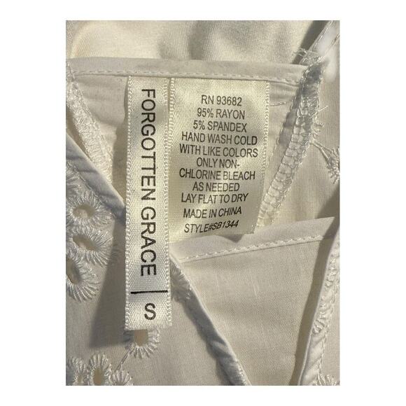 Forgotten Grace Women's White Embroidered V-Neck Blouse Size Small‎ NWOT - Picture 3 of 5